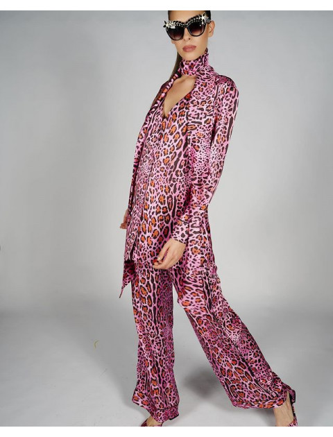 Leopard woman pink suit